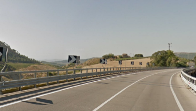Scontro frontale tra due mezzi sulla strada statale 626: tre persone ferite