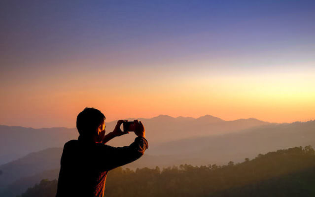 Guardare o fotografare, cosa ci rende più felici?