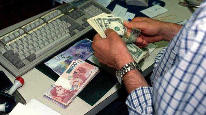 Catania, impiegato di banca arrotonda lo stipendio spacciando: in manette per spaccio