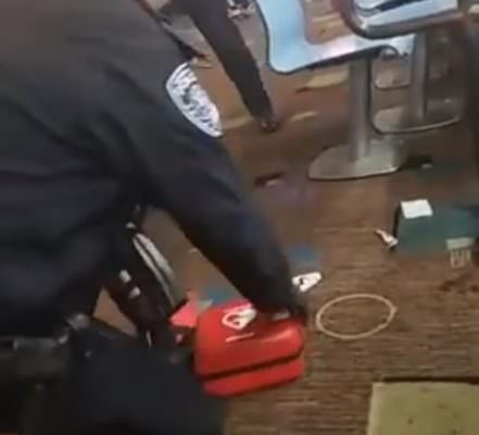 La rissa, le urla e i colpi di pistola: strage al bowling. La polizia: “State lontani dall’area” – VIDEO CHOC