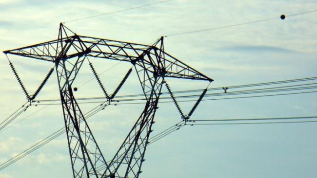 Vasto incendio danneggia i tralicci elettrici, numerosi cittadini restano al buio: “A breve ritorno alla normalità”