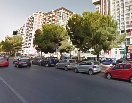 “Il Comune sistemi l’asfalto”: anziana si piazza al centro della strada e blocca il traffico