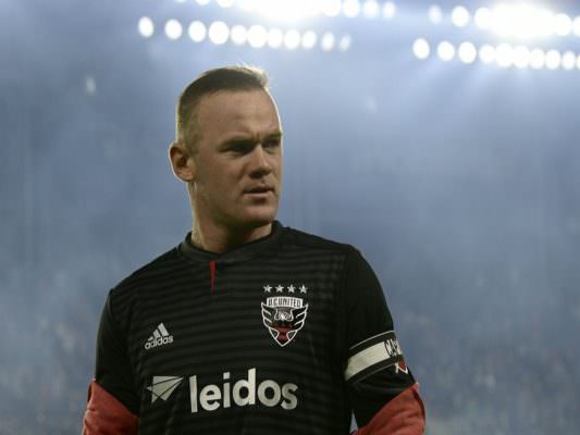 Ubriaco e a torso nudo, disavventura per Wayne Rooney: arrestato in aeroporto