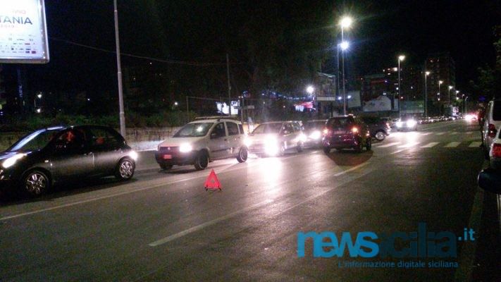 Scontro camion-auto in viale Raffaello Sanzio: giovane trasportata in ospedale