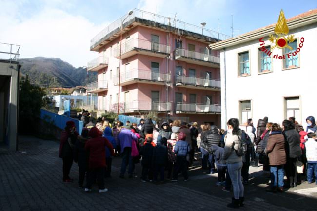 Trema la terra nel Catanese: scuole evacuate a Zafferana, le FOTO e il VIDEO di quei momenti