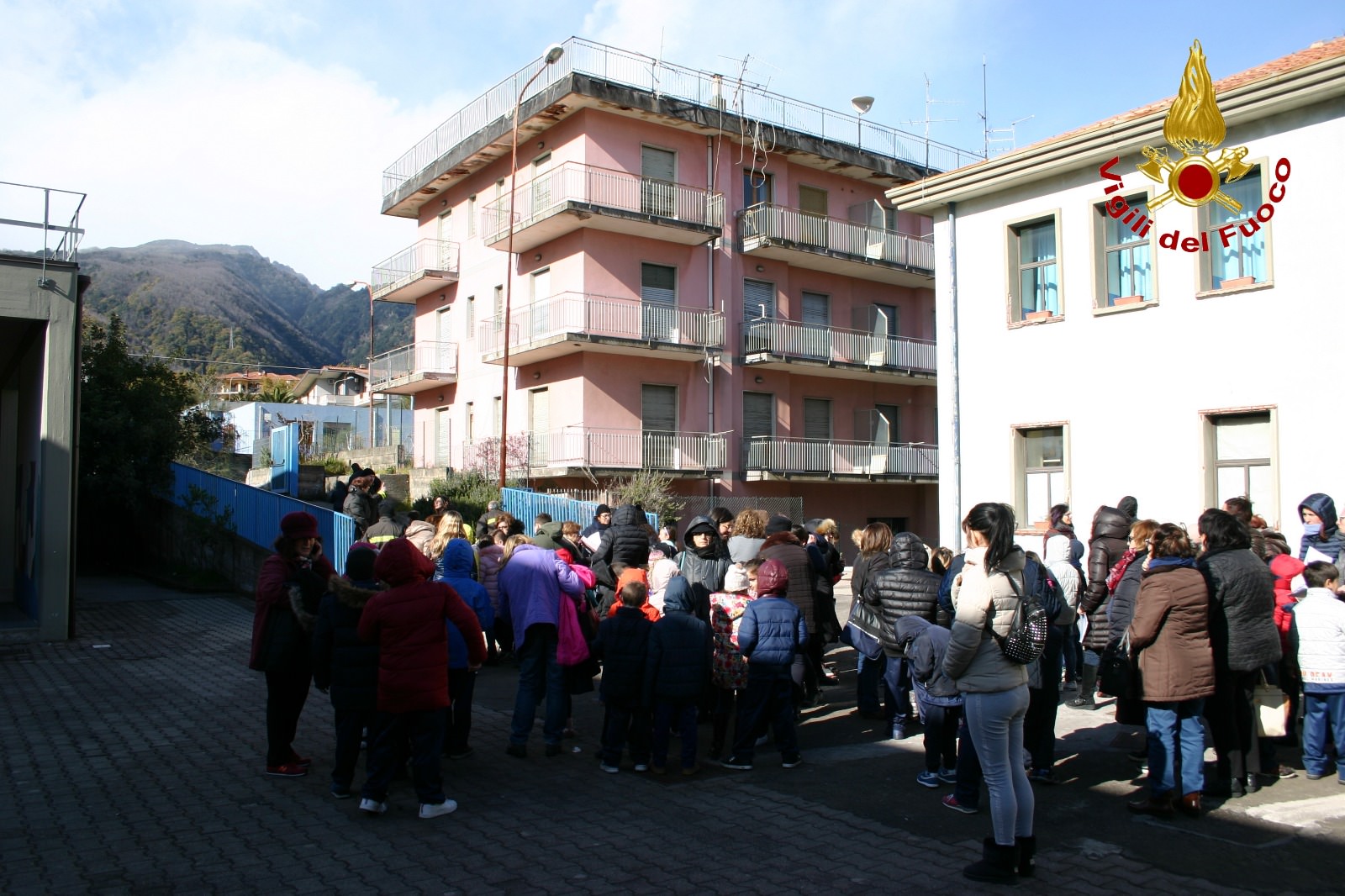 Trema la terra nel Catanese: scuole evacuate a Zafferana, le FOTO e il VIDEO di quei momenti