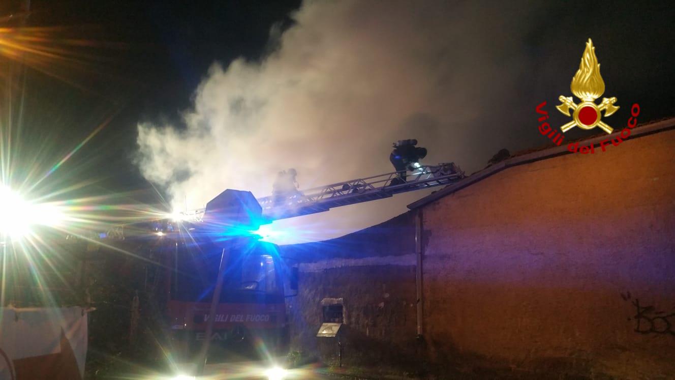 Paura a Gravina di Catania, villetta in fiamme. FOTO e VIDEO dell’intervento dei vigili del fuoco