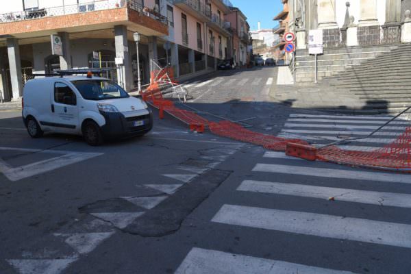 Vandali in azione nel Catanese, rimosse transenne attorno alla chiesa colpita dal sisma: “Atti di estrema gravità” – FOTO