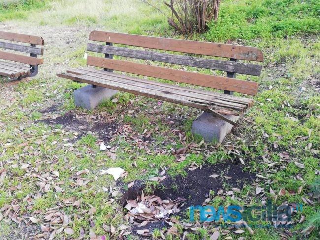 Catania, parco Gioeni sempre più in ginocchio: panchine rotte, immondizia sui prati e tubi scoperti