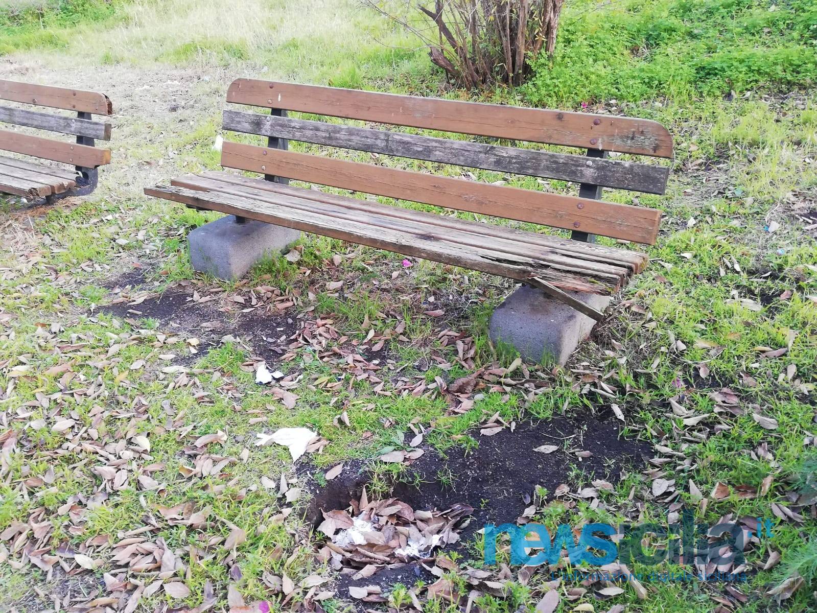 Catania, parco Gioeni sempre più in ginocchio: panchine rotte, immondizia sui prati e tubi scoperti