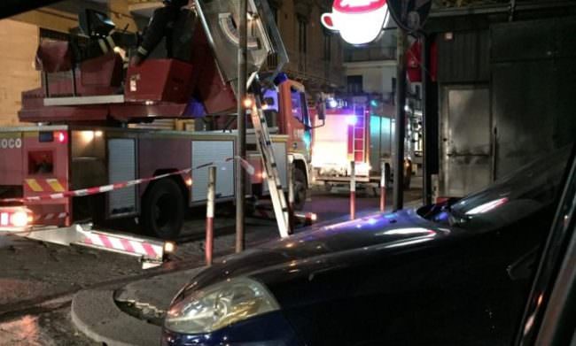 Allarme in via Caronda, 80enne da sola in casa non risponde: vicini di casa chiamano i pompieri