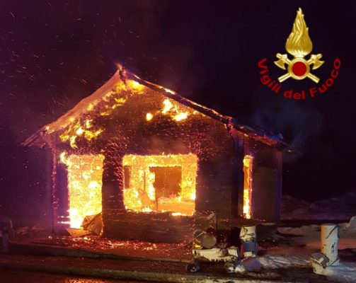 Incendio a Piano Provenzana, in fiamme uno chalet della zona: possibile origine dolosa Incendio a Piano Provenzana, in fiamme uno chalet della zona: possibile origine dolosa