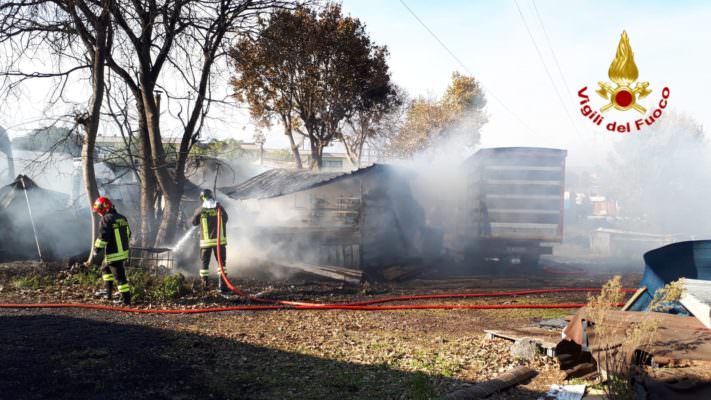 Acireale, paura in via Colombo: vasto incendio in un deposito di camion