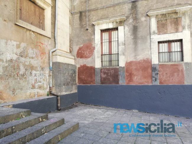 Sant’Agata, la pulizia di via Crociferi è un flop e i catanesi si infuriano: “È uno scempio, che vergogna!”