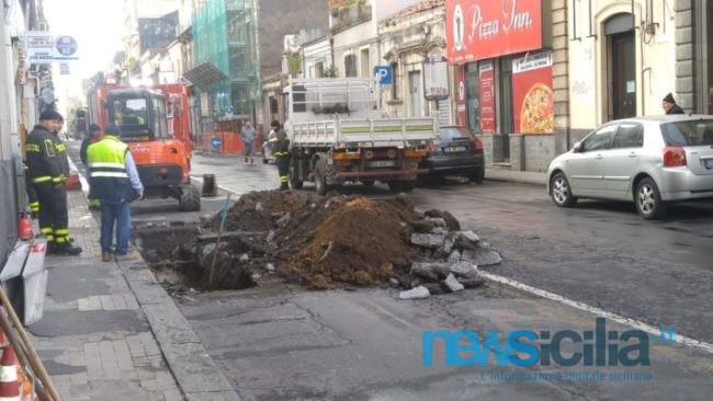 Cattivo odore e fuga di gas in via Monserrato: vigili del fuoco e tecnici Asec sul posto