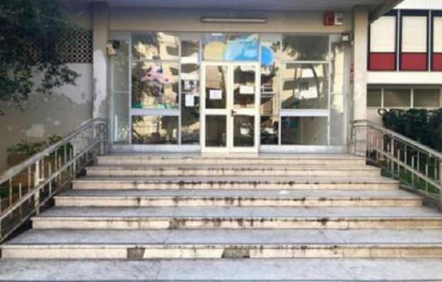 Ambulatorio con muri scrostati, sporcizia ovunque e diverse ore d’attesa: la denuncia di una mamma
