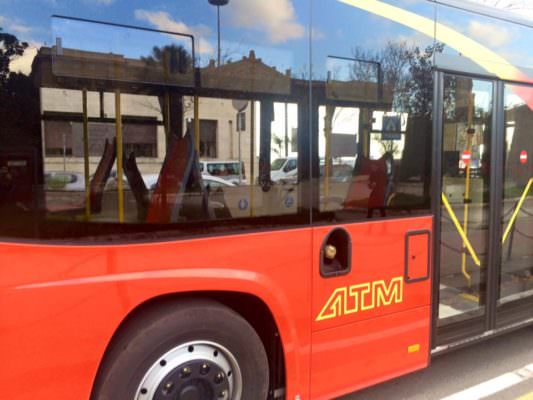 Incidente in via Palermo, autobus travolge tre auto in sosta