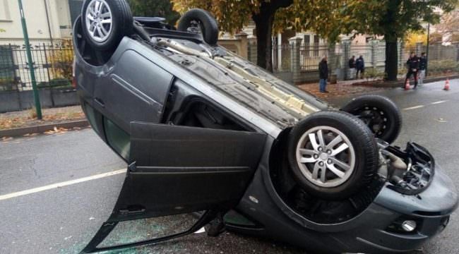 Incidente in serata, scontro tra due auto all’incrocio: uno si ribalta, due feriti in ospedale