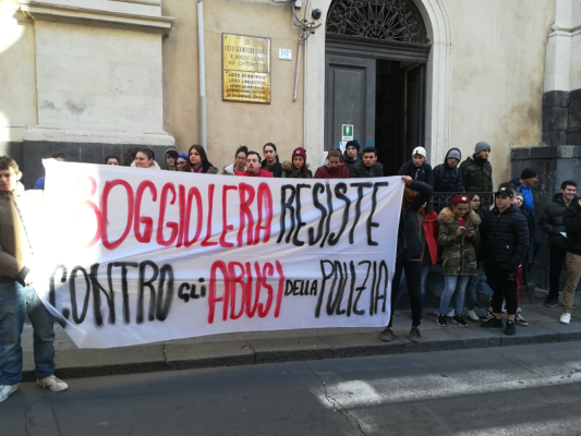Irruzione della DIGOS al Boggio Lera, studenti bloccano via Vittorio Emanuele