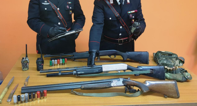 Beccati in una riserva naturale con armi illegali, 4 cinghiali uccisi: arrestati padre, figlio e complice