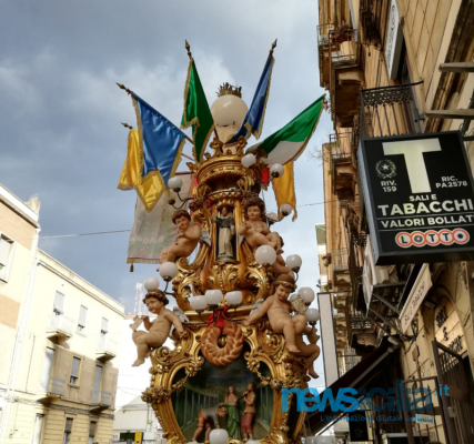 Sant’Agata, prosegue il giro delle candelore in città: cereo dei panettieri arriva in via Gabriele D’Annunzio