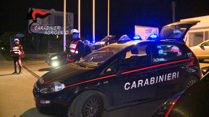 A folle velocità a bordo di un’auto: fermati ad un posto di blocco con un panetto di hashish