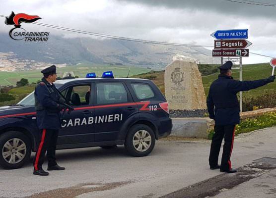 Si dimentica di inserire il freno a mano e viene travolto dal camion: operatore ecologico schiacciato contro il muro