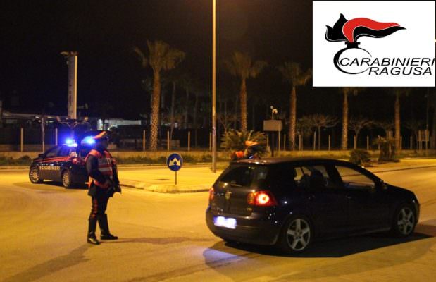 Stranieri irregolari fermati in piazza: 39enne colpisce carabiniere e tenta la fuga