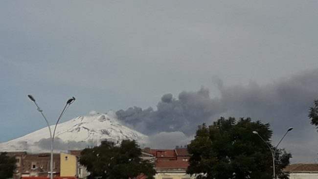 Etna, che spettacolo! Nuova colonna di fumo “oscura” il cielo catanese