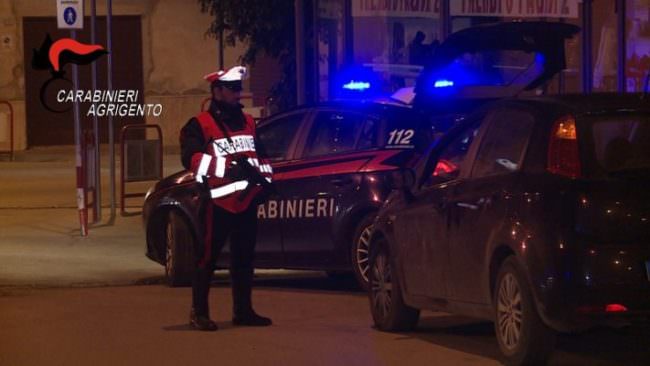 Ad alta velocità a bordo di un’auto: due 35enni bloccati con un etto di hashish e 3 grammi di eroina