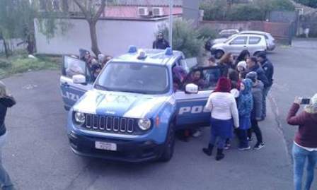 Incontrano gli alunni della scuola di Fleri, agenti regalano momenti “spensierati” agli studenti