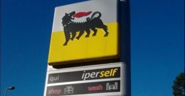 Rapinatori armati derubano distributore Eni, minacciato dipendente: ricerche della polizia