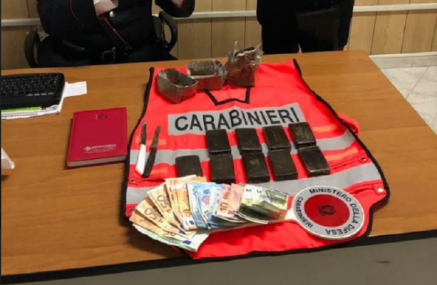 Detenzione in casa e spaccio di hashish: arrestati padre e figlio minorenne