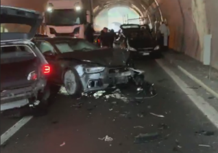 Incidente sulla A18 in direzione Catania: due feriti e traffico in tilt