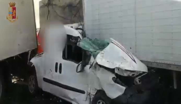 Tragedia sulla A18: tre morti, diversi feriti e mezzi distrutti: VIDEO e DETTAGLI