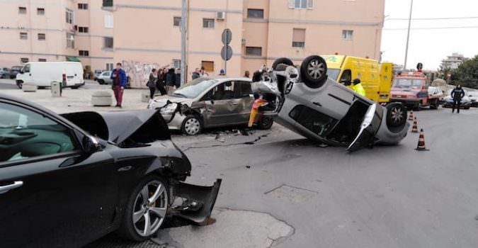 Paura in via Antonello da Messina: violento scontro tra tre auto, una si cappotta