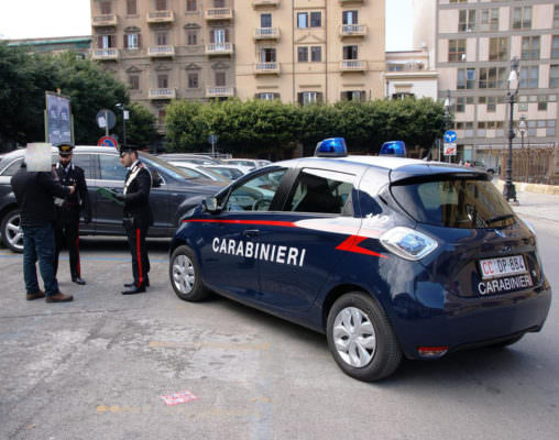 Parcheggiatori abusivi sorpresi vicino a ospedali e uffici pubblici: 9 persone multate