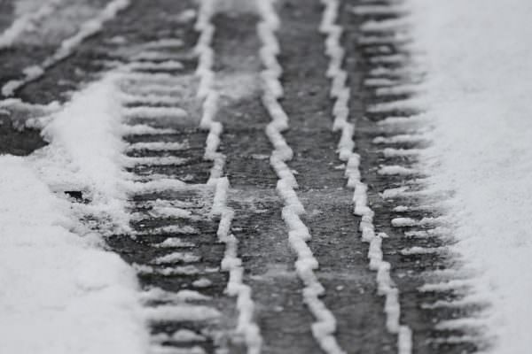 Dal caldo al gelo, a Lipari stop al Natale in mare: è arrivata la neve nelle strade