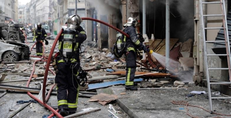 Il boato, le fiamme e i feriti: momenti di paura a Parigi. Palazzo a fuoco: attacco terroristico o incidente?