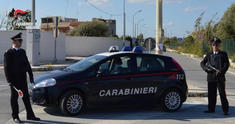 Colpi d’arma da fuoco, paura in appartamento: poi le minacce a madre e carabinieri