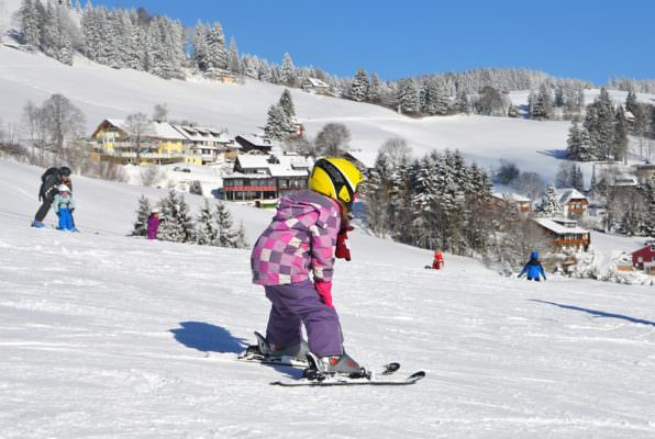 Sullo slittino con la mamma finiscono contro un albero: bimba di 8 anni muore sul colpo