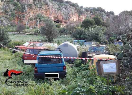 Scoperta discarica di autovetture in stato di abbandono, area sottoposta a sequestro penale