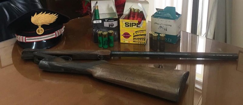 Furto e detenzione di armi, in manette un 70enne