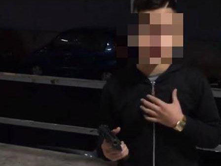 Bambino canta brano neomelodico e spara un colpo di pistola: è un 13enne siciliano