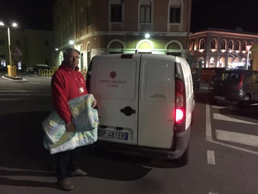 Emergenza freddo a Catania: distribuite coperte e indumenti ai senzatetto della città
