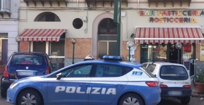 Selfie prima della rapina con pistole in pugno, sorriso in volto e stessi abiti: 4 giovani in manette