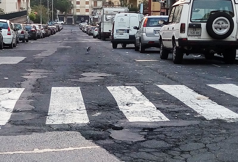 Asfalto a “groviera” nel quartiere Borgo-Sanzio. Comitato Vulcania chiede manutenzione straordinaria