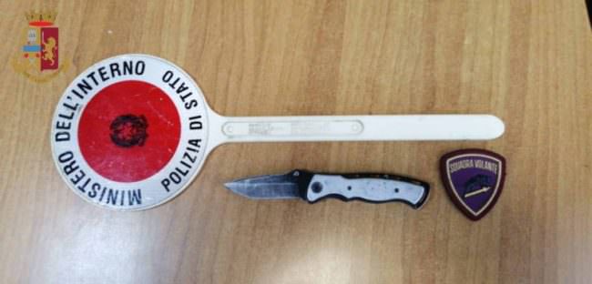 Ubriaco prende a calci serranda di un negozio: danneggia una volante, arrestato dalla polizia