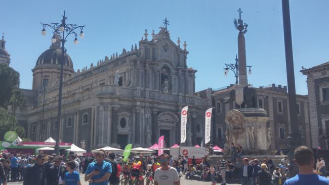 Il Giro d’Italia incontra i limiti di Catania: traffico, proteste e pubblico “impaziente”