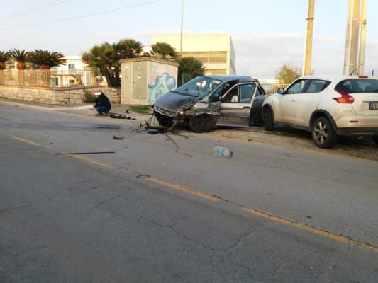 Incidente in via Sampieri, violento scontro tra tre auto: conducenti in ospedale